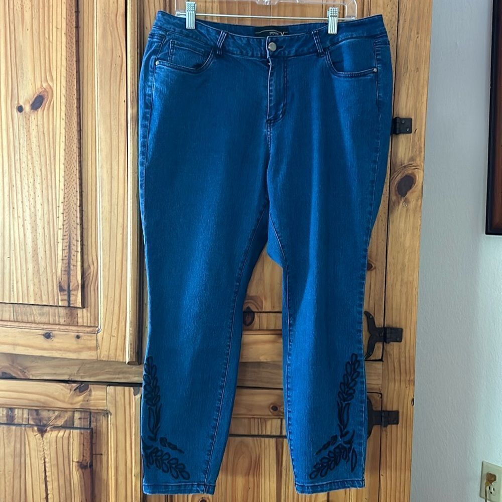 ***** 5 for $25 Venezia Embroidered Leg Cropped Jeans